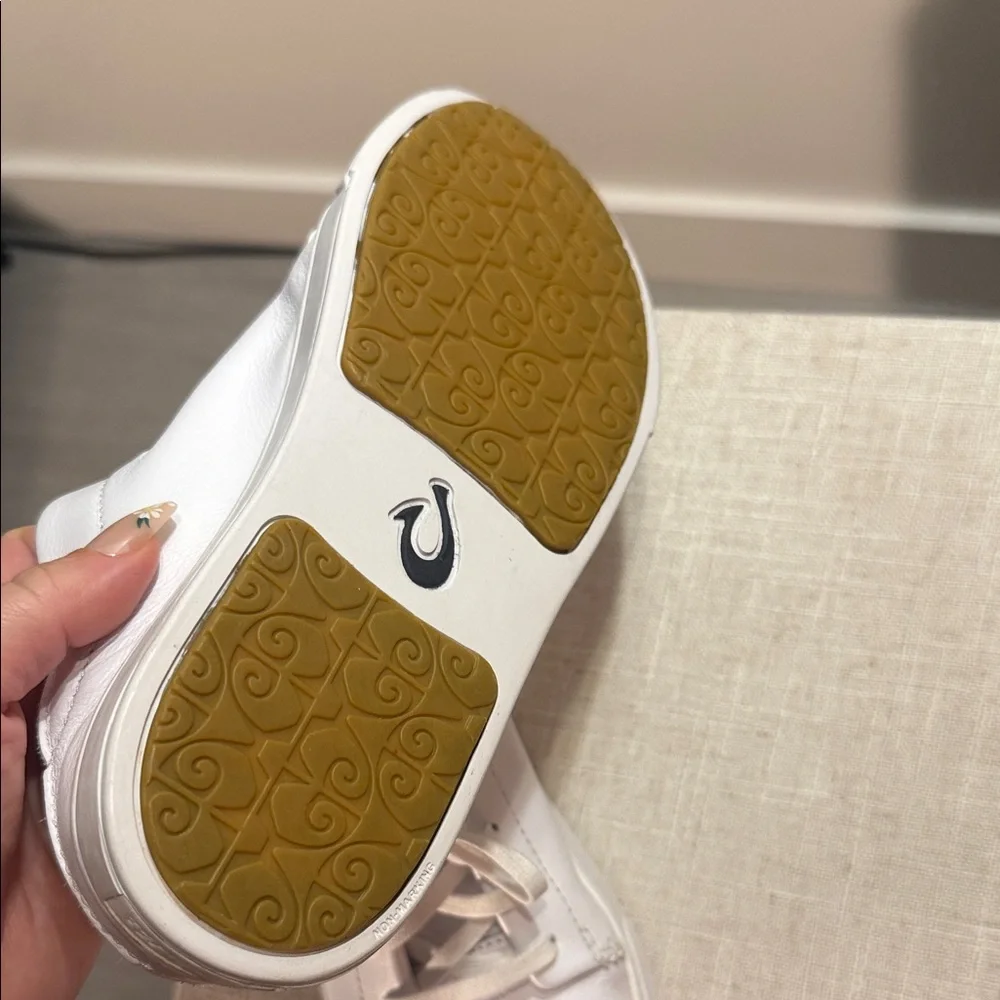 OluKai Pehuea Lī ‘Ili Women's White Leather Sneakers 8.5‎ like new